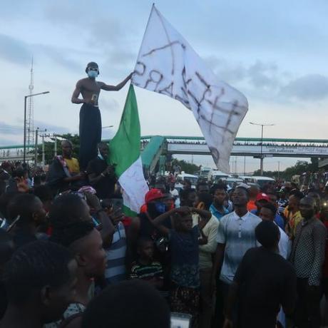 Protestujący z end sars okupują autostradę w Ibadan Lagos w poniedziałek dojeżdżający do pracy i kierowcy ucierpieli w bezprecedensowym korku jako rozwścieczeni nigeryjscy młodzi ludzie, endsar protestujący, zablokowali główne autostrady przez lagos w nigerii, w poniedziałek 12 października 2020 r. protestujący wzywają do złomowania jednostki policji, znanej jako specjalny oddział przeciw rabunkom nad oddziałami nieustanne nękanie, brutalność i zabijanie niewinnych Nigeryjczyków zdjęcie autorstwa adekunle ajayinurphoto przez getty obrazy