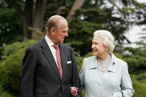 Χάμπσαϊρ, Αγγλία χωρίς ημερομηνία σε αυτήν την εικόνα, που διατίθεται στις 18 Νοεμβρίου 2007, χμ η βασίλισσα Ελισάβετ Β' και ο πρίγκιπας Φίλιππος, ο δούκας του Εδιμβούργου επισκέπτονται ξανά το Broadlands, για να τιμήσουν τον διαμαντένιο γάμο τους επέτειος στις 20 Νοεμβρίου, οι βασιλιάδες πέρασαν τη νύχτα του γάμου τους στο Broadlands στο Χάμσαϊρ τον Νοέμβριο του 1947, το πρώην σπίτι του θείου του πρίγκιπα Φίλιπς, του κόμη Μάουντμπάτεν φωτογραφία από τον Τιμ Γκράχαμγκετι εικόνες