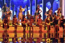 Ариана Гранде представляет свою семью для выступления на VMA 2018