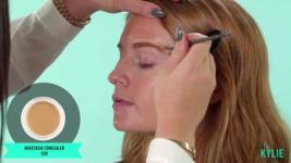 Der Zwei-Sekunden-Concealer-Trick, den Kylie Jenner verwendet, um ihre Brauen zu formen
