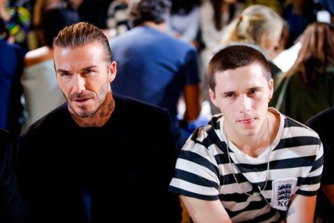 David Beckham ve oğlu Brooklyn Beckham, 10 Eylül 2017'de New York'ta düzenlenen New York Moda Haftası sırasında Victoria Beckham SS18 defilesine katıldı | ELLE İngiltere