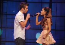 Nathan Sykes mengakui dia menangis menulis lagu yang terinspirasi Ariana Grande 'Famous': 'Itu emosional'