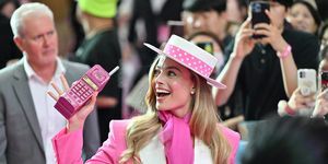 Австралийская актриса Марго Робби встречается с фанатами во время мероприятия на розовой ковровой дорожке для продвижения своего нового фильма о Барби в Сеуле 2 июля 2023 года.
