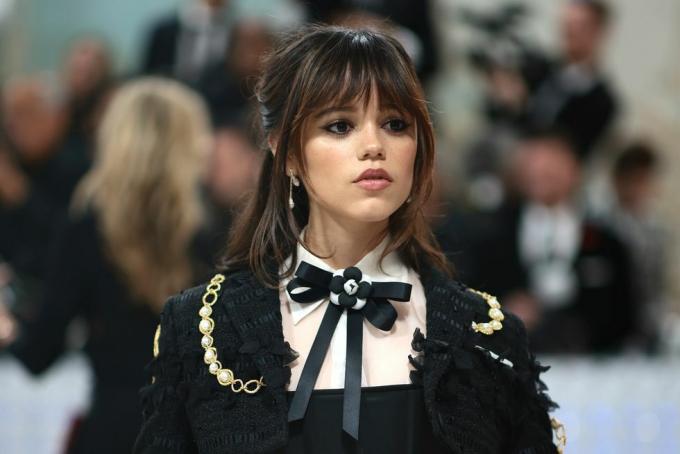 new york, new york maj 01 jenna ortega deltar på galan 2023 och firar karl lagerfeld en skönhetslinje på metropolitan museum of art den 1 maj 2023 i new york city foto av dimitrios kambourisgetty images for the met museumvogue