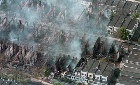 rook stijgt op uit verwoeste huizen
