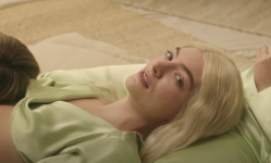 Lorde debuterer platina blondt hår i "Mood Ring" musikkvideo