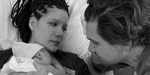 Холзи приветствует первого ребенка от бойфренда Алева Айдина