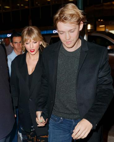 new york, new york listopad 06 taylor swift i joe alwyn stižu u zumu 6. listopada 2019. u new york city photo by jackson leegc images