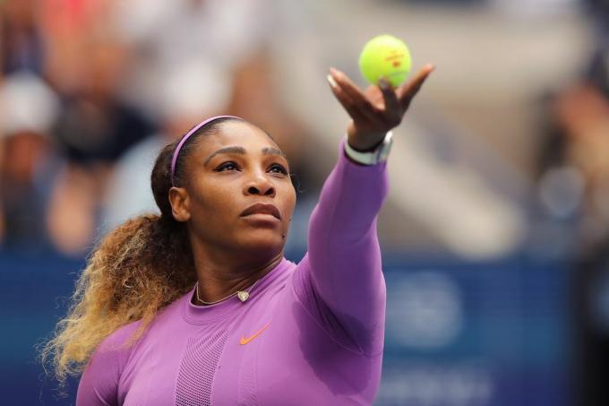 Niujorkas, Niujorkas rugsėjo 07 d. Serena Williams iš Jungtinių Valstijų tarnauja per savo moterų vienetų finalines rungtynes ​​su kanadiete bianca andreescu dieną 2019 m. rugsėjo 07 d., Niujorko karalienės miestelyje, usta billie jean king nacionaliniame teniso centre atidaryta trylika 2019 m. nuotr. elegantiški vaizdai