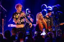 Megan Fox e Machine Gun Kelly vestidos como um casal punk para o show de Avril Lavigne