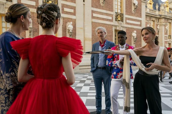 Emily in Paris l to r Kate Walsh kaip madeline, lily Collins kaip Emily, Bruno Gouery kaip luc, Samuelis Arnoldas Julien, philipine leroy beaulieu kaip Sylvie Grateau 210 serijoje Emily in Paris cr Stéphanie branchunetflix © 2021