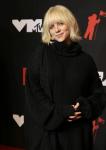 Billie Eilish draagt ​​zwarte oversized coltrui op de MTV VMA's