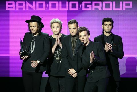 One Direction mūziķi Harijs Stils, Niall Horans, Liams Peins, Zayn Malik un Louis Tomlinson (L-R) pieņemt balvu par iecienītāko pop/roka grupu, duetu vai grupu uz skatuves 2014. gada Amerikas mūzikas balvu pasniegšanas laikā