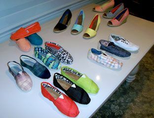 معاينة أحذية تومز لربيع 2010