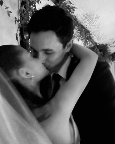 Ариана Гранде никогда раньше не видела свадебное фото и пост в инстаграме о годовщине свадьбы