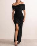Dove Cameron verbluft in een zwarte off-shoulder jurk en dij hoge laarzen