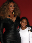 Veja as fotos da filha de Beyoncé, Blue Ivy Carter, posando com o primeiro Grammy