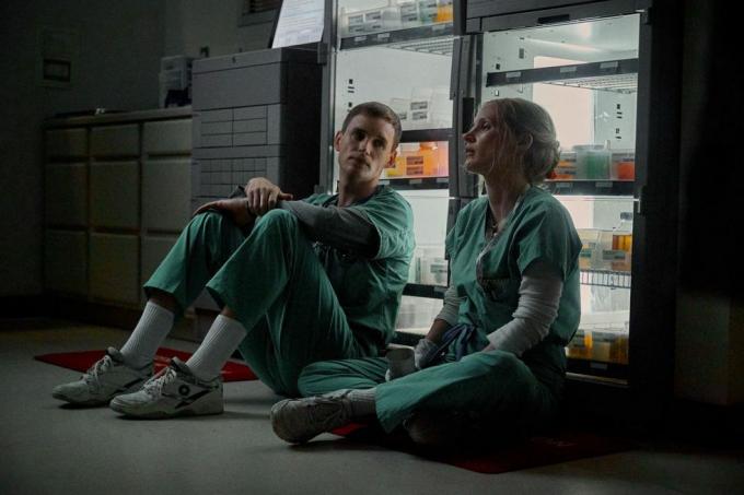 the good nurse 2022 l to r Eddie Redmayne ως Charlie Cullen και Jessica Chastain ως Amy Loughren cr Jojo ενώ το netflix