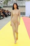 Bella Hadid indossa una tuta con borchie nude sulla passerella di Stella McCartney