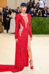 Megan Fox har på seg en rød snøringskjole på Met Gala 2021