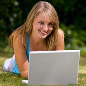 fille heureuse sur ordinateur portable
