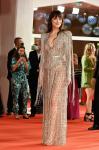 Dakota Johnson viser frem rumpa i ren kjole på filmfestivalen i Venezia
