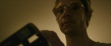 Hat Jeffrey Dahmer wirklich Polaroids seiner Opfer in seiner Wohnung aufbewahrt?