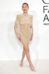 Лола Тунг в великолепном обнаженном платье Balmain на церемонии вручения премии CFDA Fashion Awards