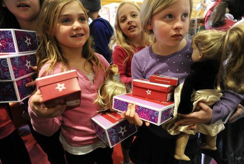 A 7 éves Kristiana Drawe és az ikertestvérek, Natalie és Madeline Gordon (8) várják, hogy kifizessék tartozékaikat az American Girl ünnepélyes megnyitóján a Park Meadows -ban, a Lone Tree, CO -ban, 2010. március 27 -én.