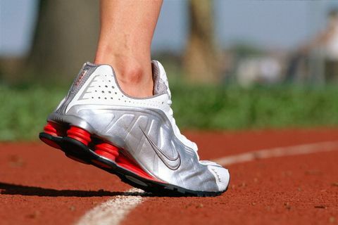 Iarbă, pantof, picior uman, pantof sportiv, îmbrăcăminte sport, roșu, alb, pantof de alergare, carmin, adidași, 
