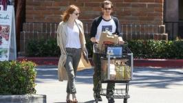 Emma Stone dan Andrew Garfield terlihat berbelanja bersama setelah rumor mereka menghidupkan kembali hubungan mereka