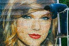 Oto twarz Taylor Swift wykonana w całości z klocków Lego