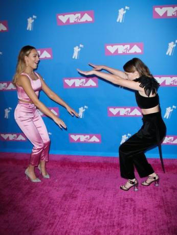 Maddie Ziegler e Millie Bobby Brown ai VMAs