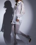 זנדאיה נוצצת בחליפת פאייטים מנצנצת בתצוגת האופנה של לואי ויטון