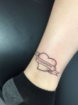 Kijk hoe de vriend van deze vlogger haar voor de gek houdt met een permanente tatoeage van zijn eigen Insta-handvat