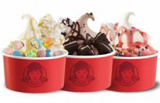 У Wendy’s есть три новых морозных мороженых с фруктами, в том числе одно с зефиром Lucky Charms.