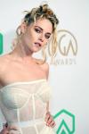 Kristen Stewart kannab läbipaistvat valget pruutkorsettkleiti, et saada produtsentide gildi auhind