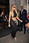 Průsvitná černá sukně Khloé Kardashian Rocks s řetízkem na břiše až po Hulu Upfronts
