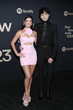 west hollywood, califórnia, 02 de fevereiro lr charli damelio e landon barker comparecem ao spotify best new de 2023 festa de artista no pacific design center em 02 de fevereiro de 2023 em west hollywood, califórnia foto de steven simionefilmmagic