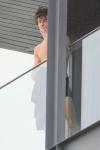 Shawn Mendes no usó nada más que ropa interior para saludar a los fanáticos desde el balcón de su hotel