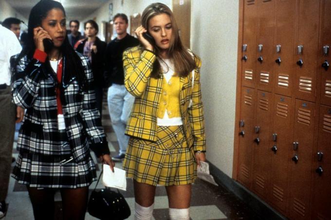 Stacey Dash ir Alicia Silverstone vaikšto ir kalbasi savo mobiliaisiais telefonais scenoje iš filmo be gudrybių, 1995 m. nuotrauka pagal svarbiausius imagesgetty images