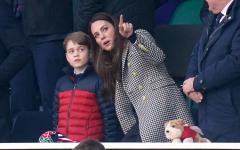 Princas George'as lydi Kate Middleton ir princą Williamą į regbio rungtynes