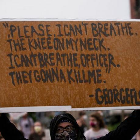 ミネアポリスで男性が警察の拘留中に死亡した後に行われた「息ができない」抗議