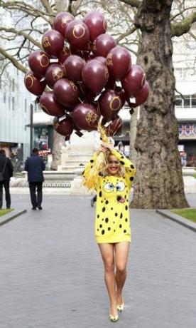 Rita Ora mit Luftballons 
