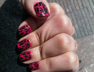 Roze verbrijzelde nagels