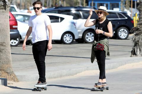 Chloe Grace Moretz dan Brooklyn Beckham Skate Boarding