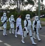 Stormtroopers eskort kiusas teismelist Kate'i kooli tantsima