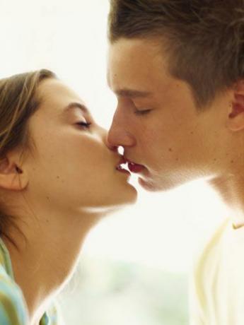 „SEV-Couple-Kissing“