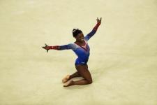 Simone Biles wint goud in finale gymnastiekvloer, Aly Raisman wint zilver
