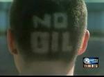 Підліток голить волосся без протесту проти олії